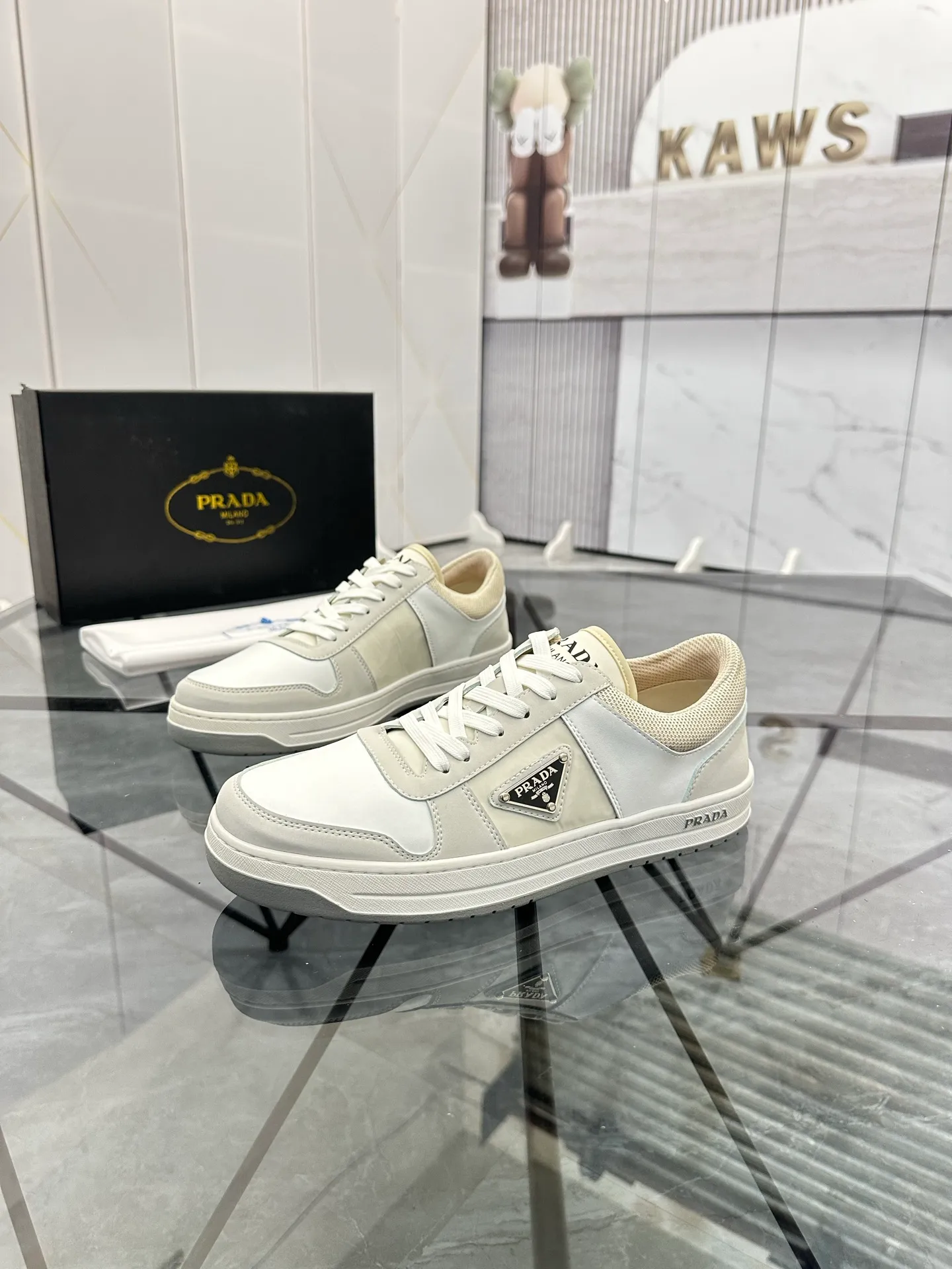Men's shoes: 💰P420¥ Product trademark: Prada *"Prada*" low-top casual shoes Regular size: 38-44 (can be customized to 45) Product materials: imported cowhide upper with original fabric, breathable lining, original outsole. Number: 020